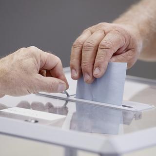En Suisse, les personnes jugées "incapables de discernement" ou qui se trouvent en situation de handicap ne sont pas autorisées à voter. [Keystone/EPA - Guillaume Horcajuela]