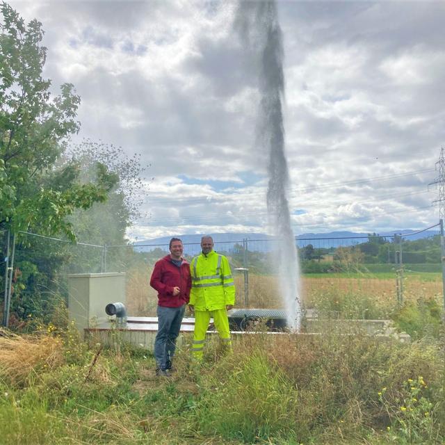 Michel Meyer et James Fressineau à Satigny dans On se jette à l'eau le 3 août 2023. [RTS - Quentin Bohlen]