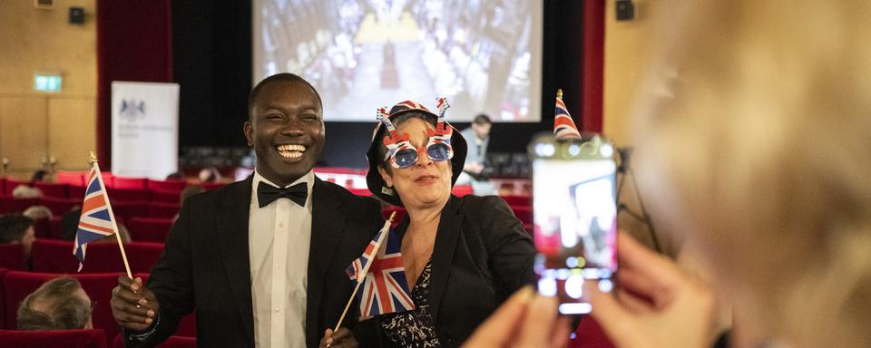 Des personnes participant à une "Coronation party" en honneur de la monarchie britannique en Suisse. [Keystone - Ennio Leanza]