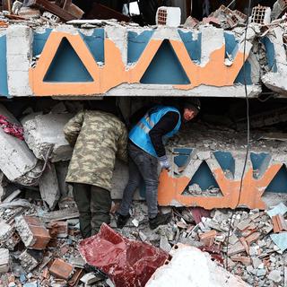 Le bilan du séisme en Turquie et en Syrie est désormais de 11'200 morts, les recherches continuent dans les décombres. [Keystone - Sedat Suna]
