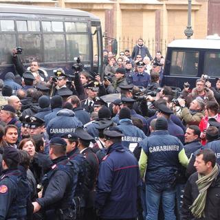 Des carabiniers arrêtent des mafieux du clan Cosa Nostra. [Keystone - EPA/FRANCO LANNINO]
