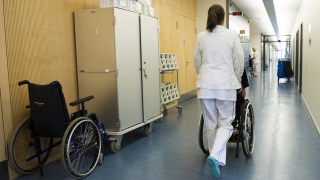 Le Valais lance un programme d’actualisation des compétences infirmières. [Keystone - Jean-Christophe Bott]