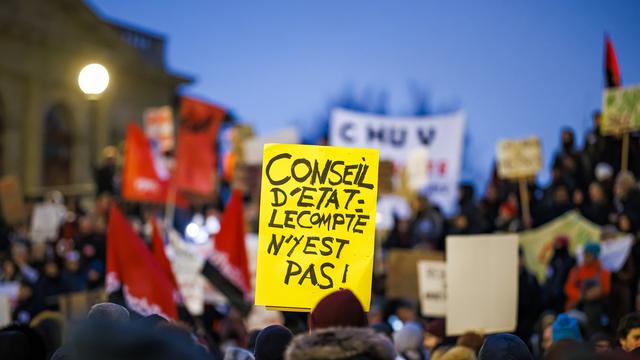 La manifestation des fonctionnaires à Lausanne, lors de la 5e journée de mobilisation de la fonction publique vaudoise, le 1er mars 2023. [KEYSTONE - Valentin Flauraud]