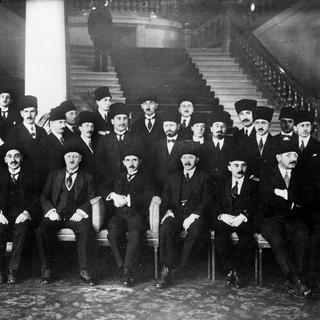 La délégation turque, lors de la signature du Traité de Paix avec la Turquie, le 24 juillet 1923 à Lausanne. [AFP - Roger-Viollet]