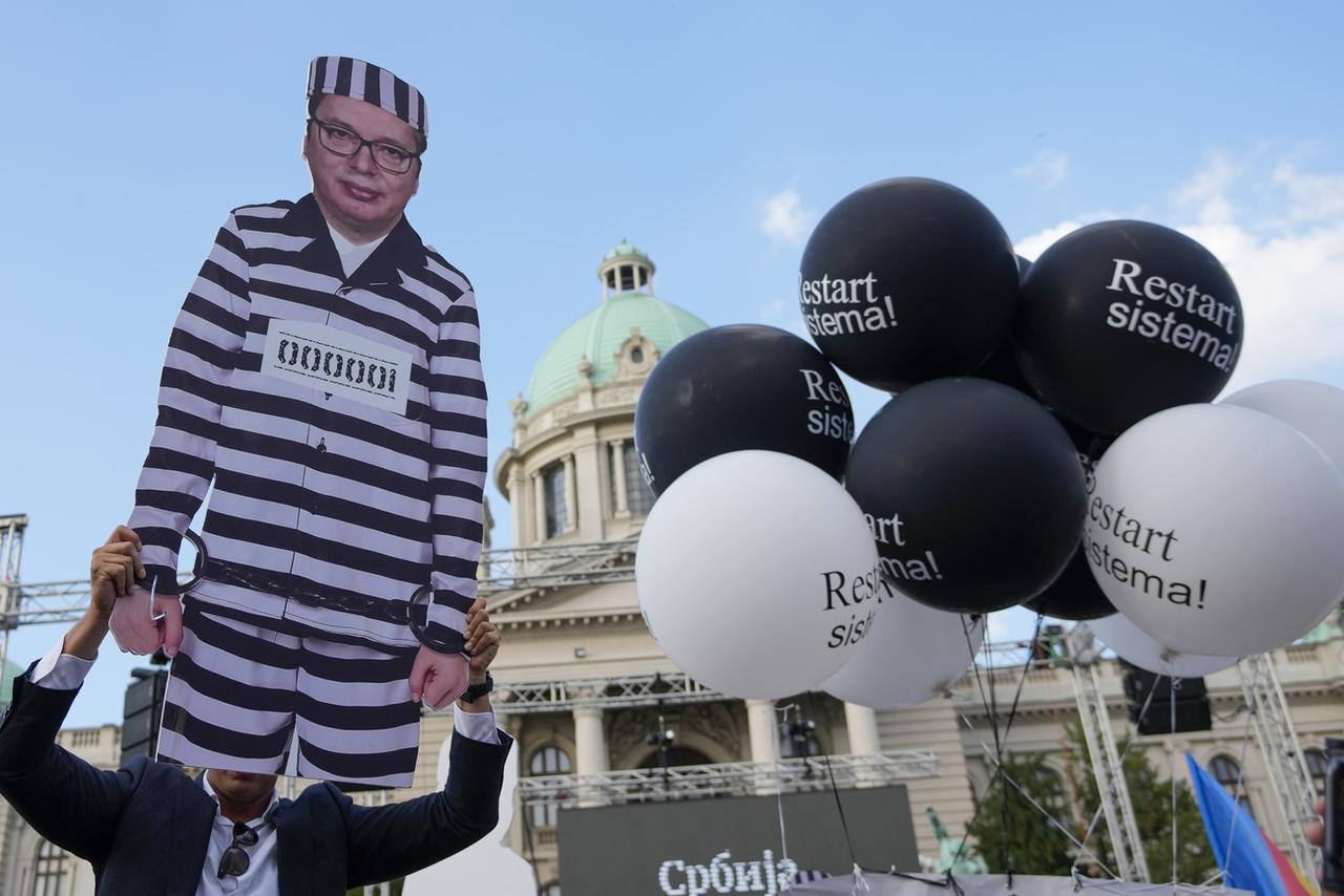 Un manifestant tient une silhouette représentant le président serbe Aleksandar Vucic, le vendredi 9 juin 2023. [Keystone - AP Photo/Darko Vojinovic]