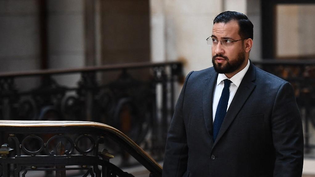 Alexandre Benalla à son arrivée au Palais de Justice de Paris pour l'ouverture de son procès dans l'affaire du 1er mai 2018. [afp - Christophe Archambault]