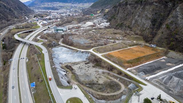 Lonza travaille à trouver une solution permanente à la pollution des eaux souterraines causée par l'ancienne décharge de Gamsenried, située à l'est de Viège. [Keystone - Laurent Gillieron]