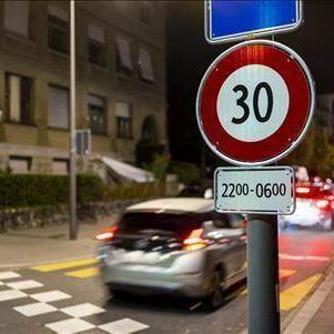 L'ATE plaide pour le passage de la vitesse maximale de 50 km/h à 30km/h dans les localités. [Keystone]