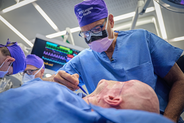 Plus de 140 personnes ont participé à l'opération dirigée par le Dr. Eduardo Rodriguez sur Aaron James. [NYU Langone Health - Joe Carrotta]