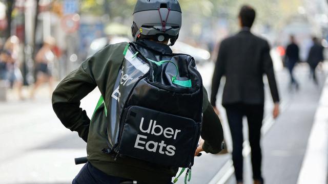 Un livreur de repas travaillant pour Uber Eats à Nice (F). [Reuters - Eric Gaillard]