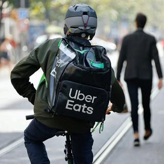 Un livreur de repas travaillant pour Uber Eats à Nice (F). [Reuters - Eric Gaillard]