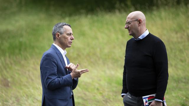 Le vice-chancelier de la Confédération Viktor Rossi (d.) discute avec le conseiller fédéral Ignazio Cassis lors de la course d'école du Conseil fédéral en juillet 2020. [Keystone - Peter Klaunzer]