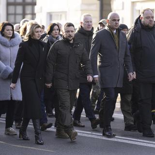 Alain Berset à Kiev aux côtés du président urkrainien Volodymyr Zelensky et de la Première dame Olena Zelenska. [AP/Keystone - Anthony Anex]