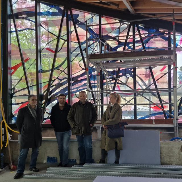 Le vitrail de l’Espace Maurice Zundel avec les architectes Giuseppe Peduto et Tanguy Margairaz, et les deux artistes Daniel Stettler et Emil-Maria [RTSReligion - Laurence Villoz]
