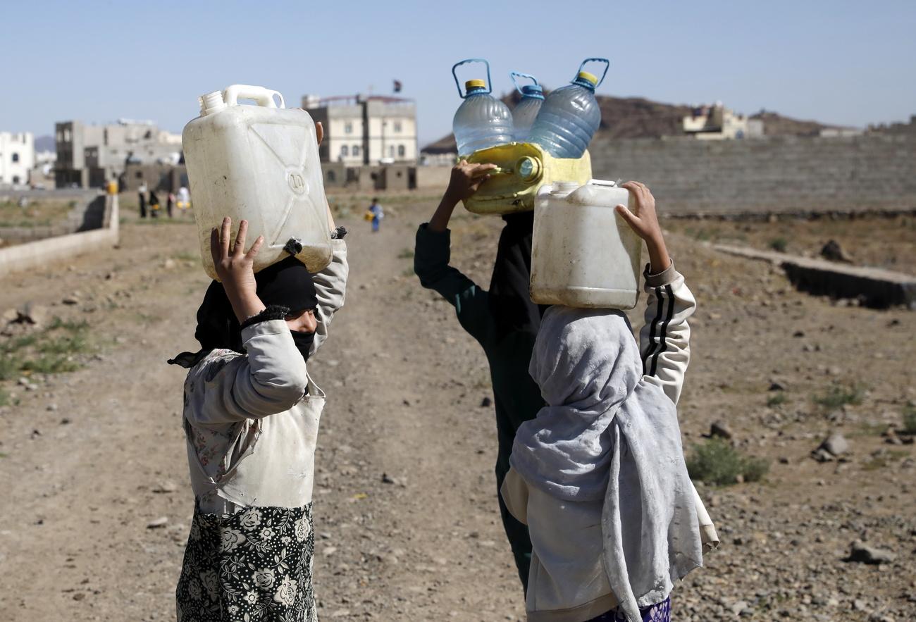 Ces femmes ont récupéré de l'eau dans un réservoir donné à la veille de la Journée mondiale de l'eau, à la périphérie de Sana'a, au Yémen. La Journée mondiale de l'eau est célébrée chaque année le 22 mars pour souligner l'importance de l'eau douce. [Yahya Arhab]