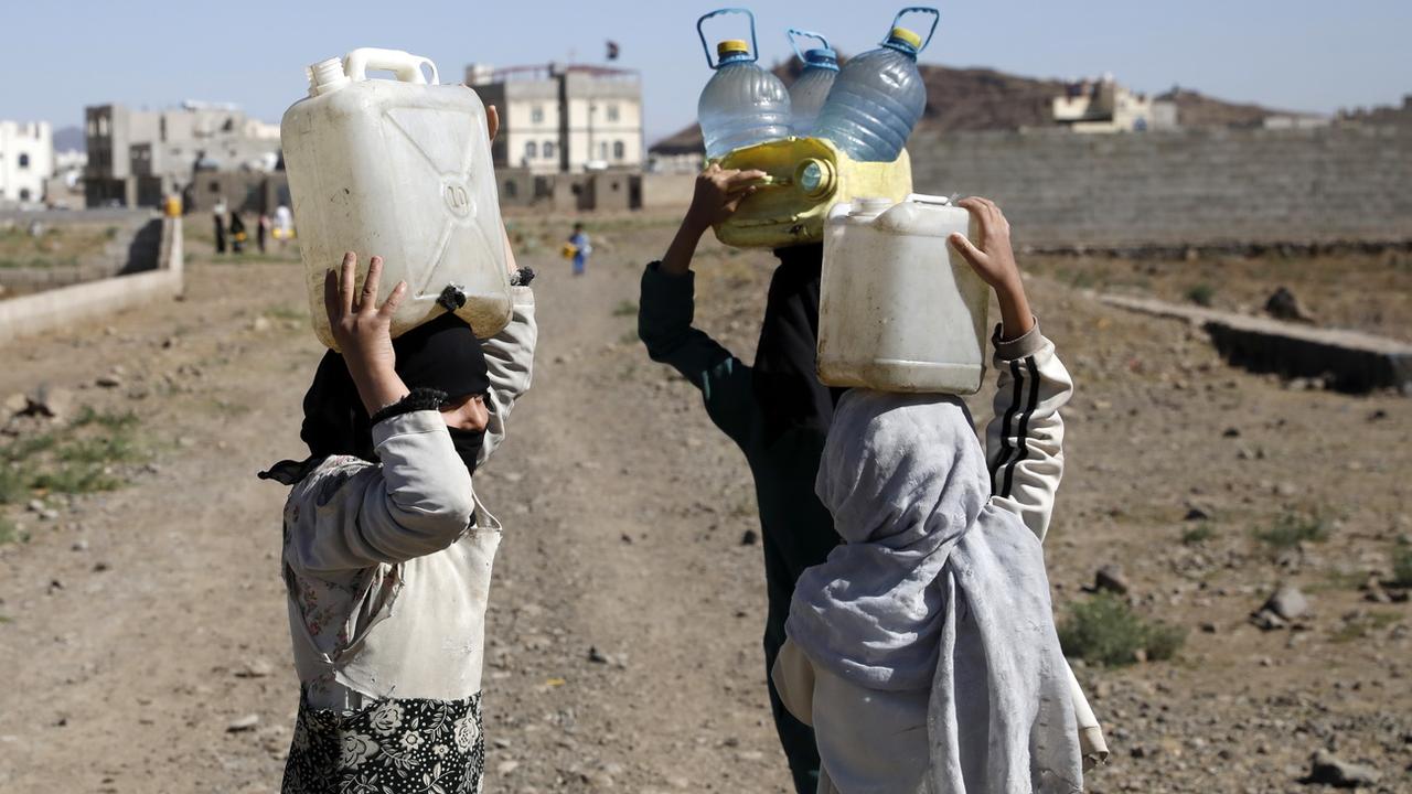 Ces femmes ont récupéré de l'eau dans un réservoir donné à la veille de la Journée mondiale de l'eau, à la périphérie de Sana'a, au Yémen. La Journée mondiale de l'eau est célébrée chaque année le 22 mars pour souligner l'importance de l'eau douce. [Yahya Arhab]
