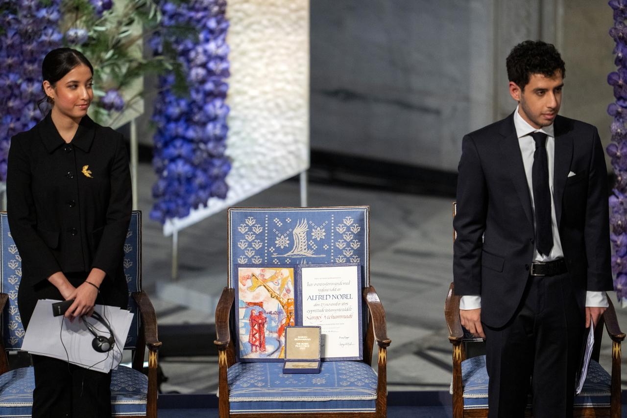 Les enfants de Narges Mohammadi lors de la remise du prix Nobel. [Keystone - EPA/Fredrik Varfjell]