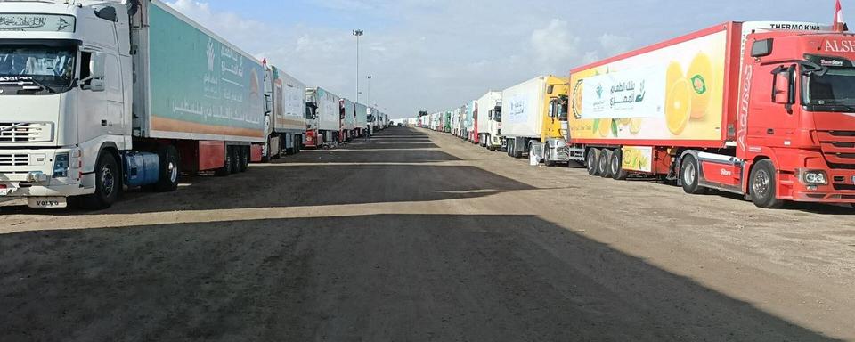 Des camions chargés de fournitures d'aide humanitaire sont photographiés au terminal de Rafah pour être transportés vers la bande de Gaza. [AFP]