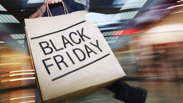 Le Black Friday, entre bonnes affaires et surconsommation. [Depositphotos - Pressmaster]