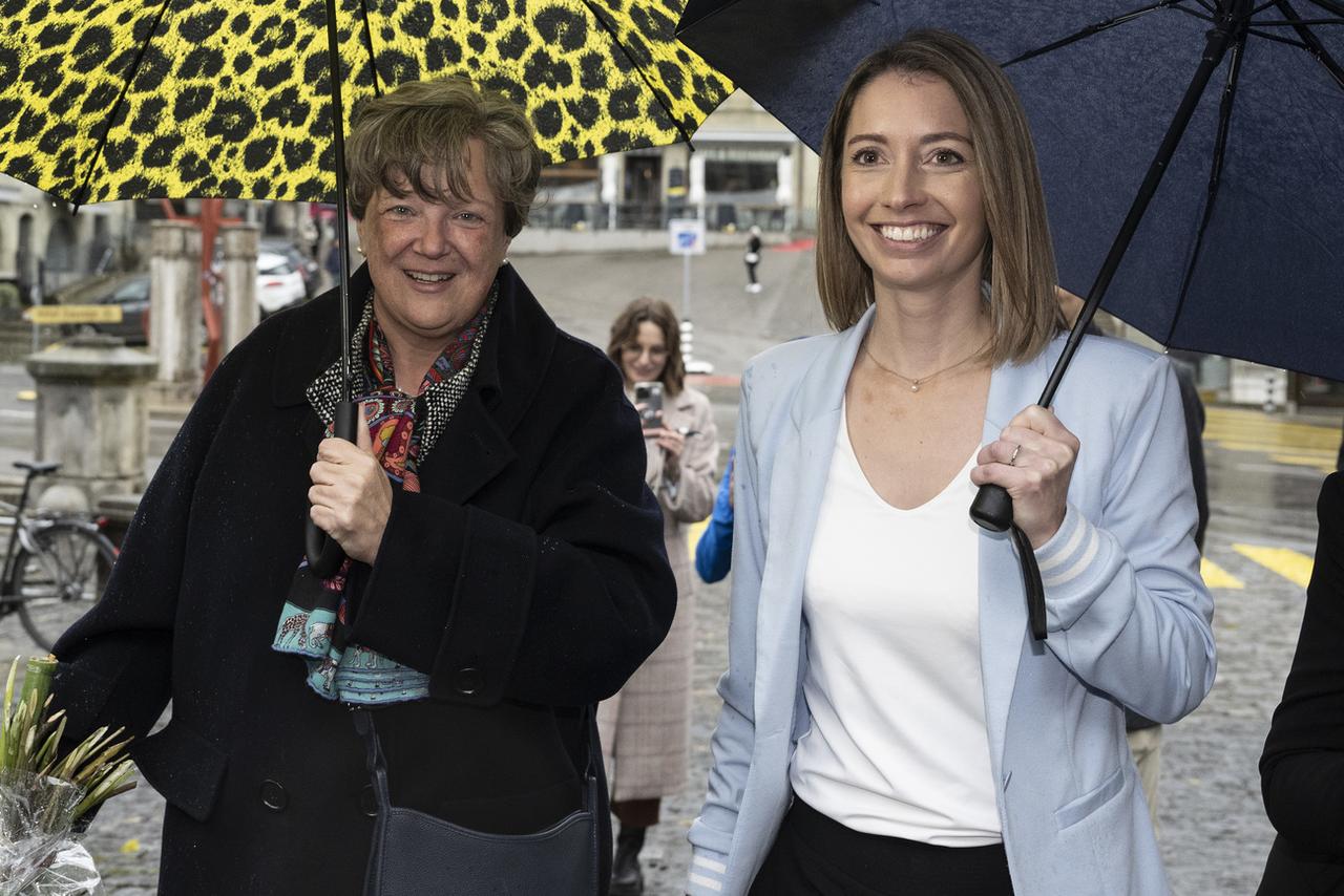 Isabelle Chassot et Johanna Gapany arrivent avec le sourire à l'Hôtel de Ville de Fribourg, le 12 novembre 2023. [Keystone - Peter Schneider]