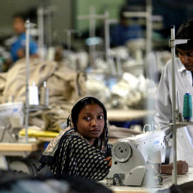 Une femme ouvrière gréviste bangladaise a été tuée par la police dans un mouvement de répression concerté entre le patronat et le gouvernement alors que le pays subit l'inflation. [Keystone/AP Photo - Manish Swarup]