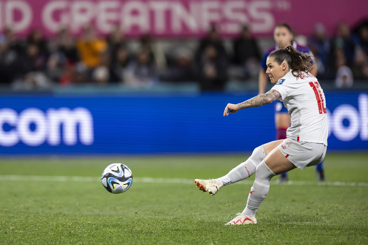 Bachmann ouvre le score à la 45e minute sur penalty. [KEYSTONE - MICHAEL BUHOLZER]