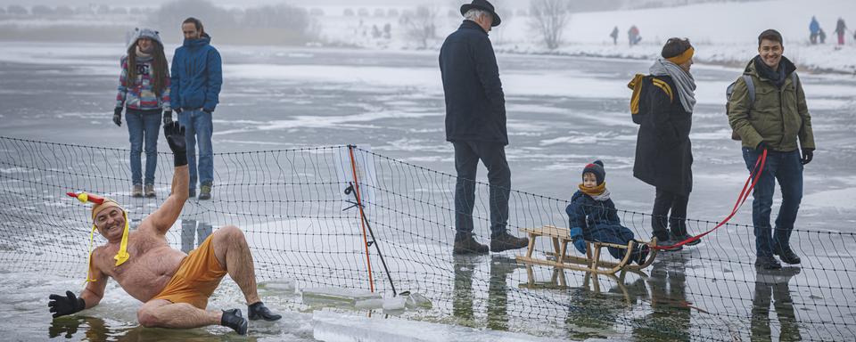 Tenues contrastées à la Fête du Froid de la Brévine. [Keystone - Valentin Flauraud]