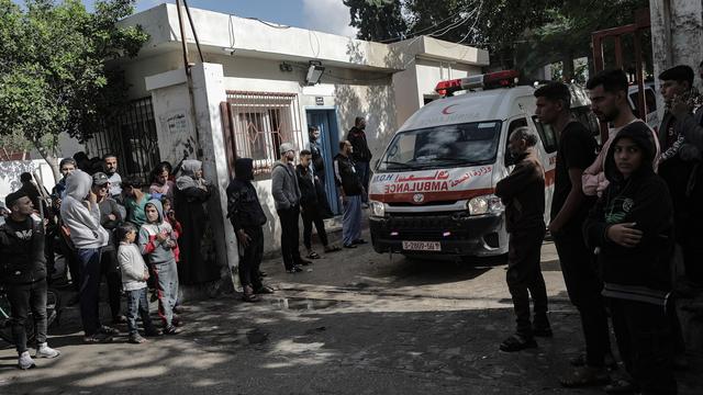 Une ambulance transportant des bébés prématurés à l'hôpital d'Al Arish notamment. [EPA / Keystone - Haitham Imad]