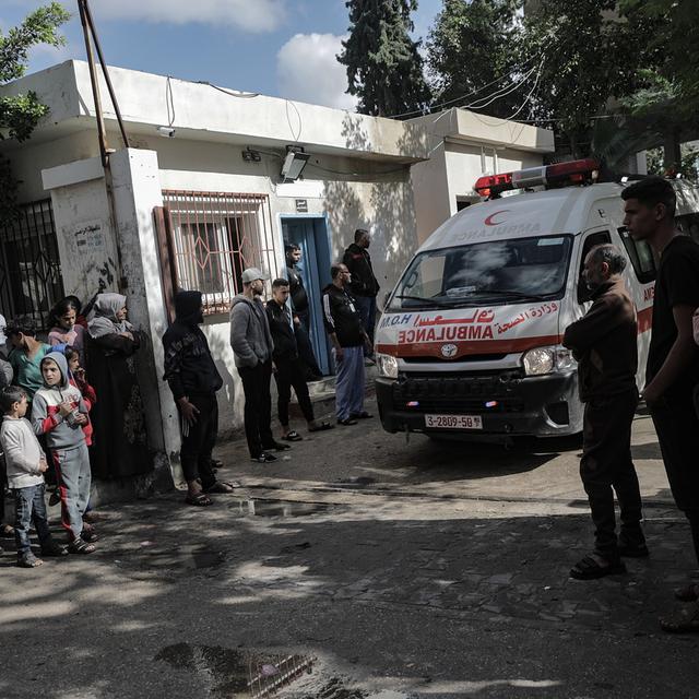 Une ambulance transportant des bébés prématurés à l'hôpital d'Al Arish notamment. [EPA / Keystone - Haitham Imad]