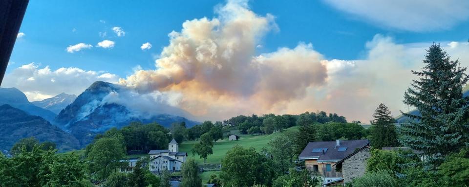 Un important incendie de forêt s'est déclaré lundi au-dessus de Bitsch/Ried-Mörel, dans le Haut-Valais. [L.M]