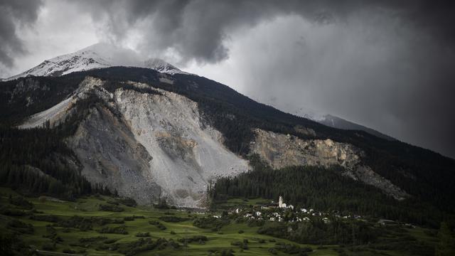 Le petit village de montagne grison de Brienz est menacé par un éboulement. [Keystone - Gian Ehrenzeller]