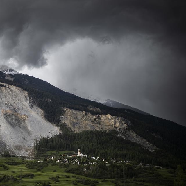 Le petit village de montagne grison de Brienz est menacé par un éboulement. [Keystone - Gian Ehrenzeller]