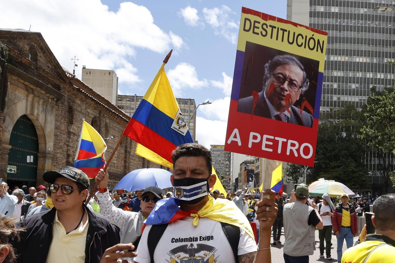Des opposants au gouvernement se sont rassemblés le 20 juin 2023 dans les rues de Bogota pour réclamer le départ du président Gustavo Petro. [Keystone - Mauricio Duenas/EPA]