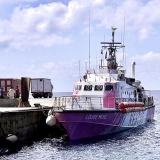 Le bâteau de sauvetage "Louise Michel" a été prévenu de retourner sauver des migrant-e-s en Méditerranée par le gouvernement italien d'extrême-droite de Giorgia Meloni. [Keystone/EPA - Elio Desiderio]