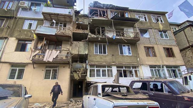 Un immeuble endommagé à Stepanakert après le début de l'opération militaire azerbaïdjanaise au Haut Karabakh. [Keystone - Siranush Sargsyan]