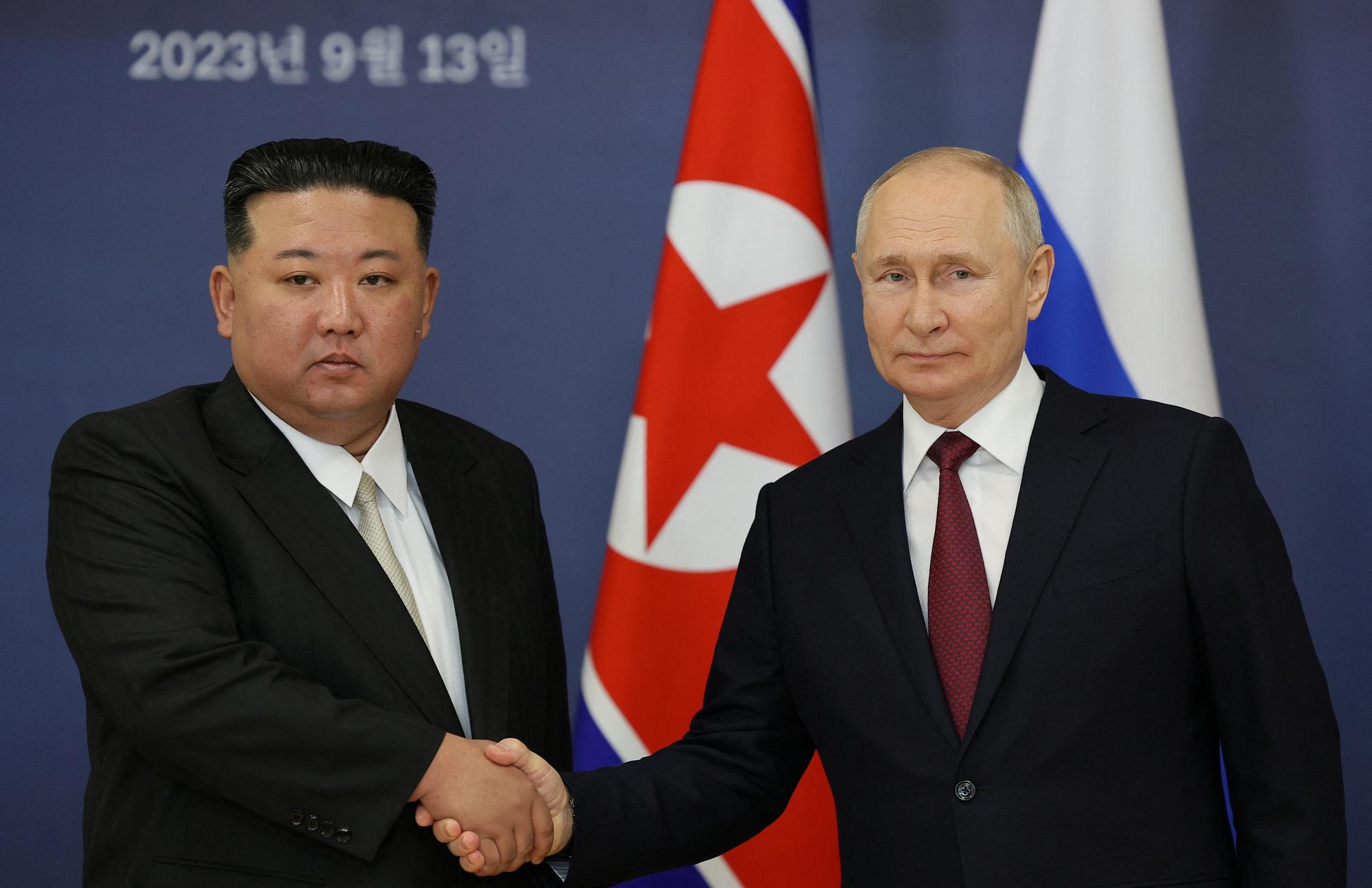 Lors de sa visite en Russie, Kim Jong-un a affiché son soutien à la Russie et à son président, Vladimir Poutine. [Reuters - Sputnik/Vladimir Smirnov]