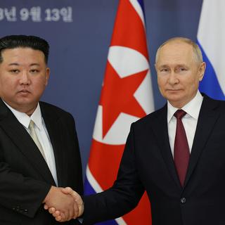 Lors de sa visite en Russie, Kim Jong-un a affiché son soutien à la Russie et à son président, Vladimir Poutine. [Reuters - Sputnik/Vladimir Smirnov]