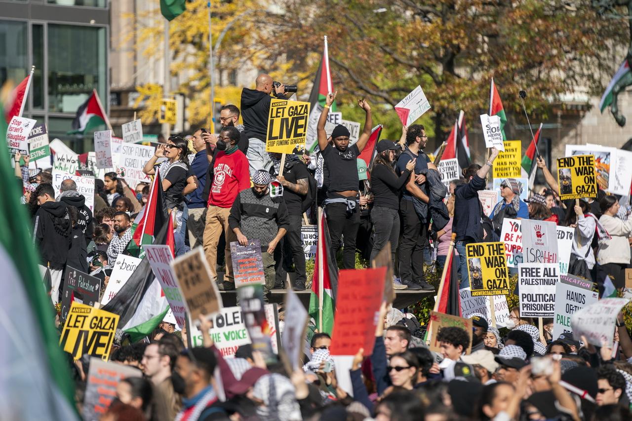 Des dizaines de milliers de manifestants défilent à Washington pour un cessez-le-feu à Gaza. [Keystone - Shawn Thew / EPA]