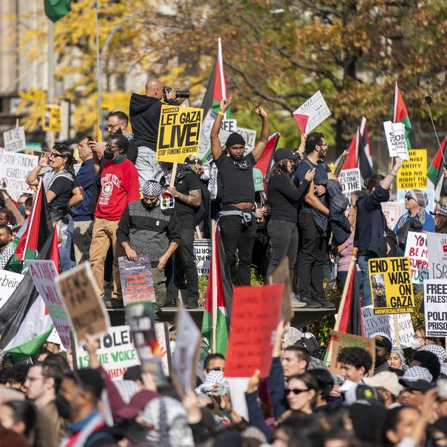 Des dizaines de milliers de manifestants défilent à Washington pour un cessez-le-feu à Gaza. [Keystone - Shawn Thew / EPA]
