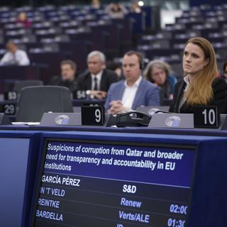 Des membres du Parlement Européen durant un session à propos des suspicions de corruption de certains de leur membre de la part du Qatar. [AP Photo/Keystone - Jean-Francois Badias]