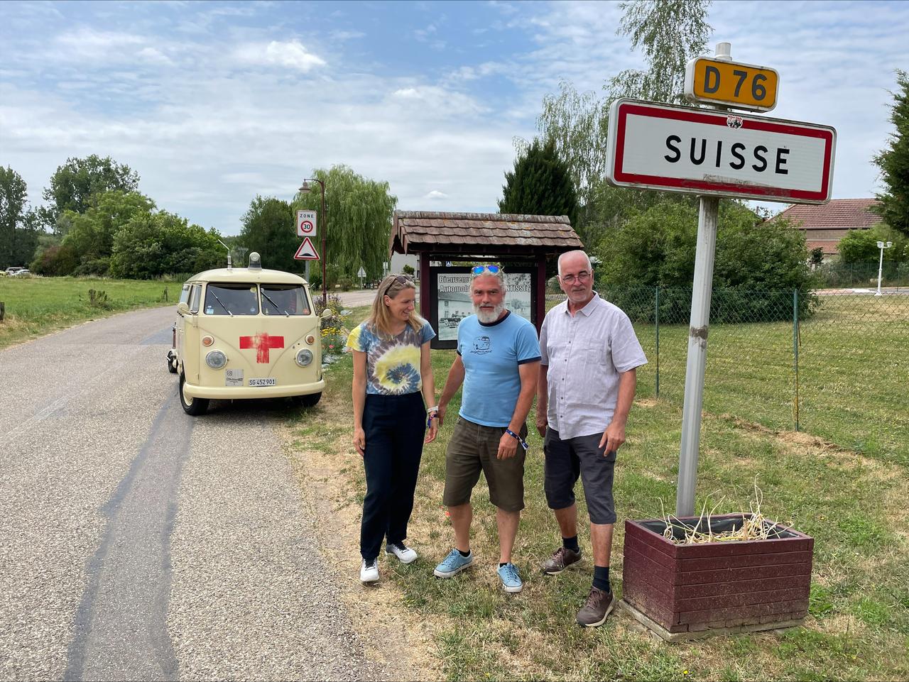 Le maire de la commune française de Suisse et deux visiteurs qui viennent de Saint-Gall. [RTS - Raphaël Grand]