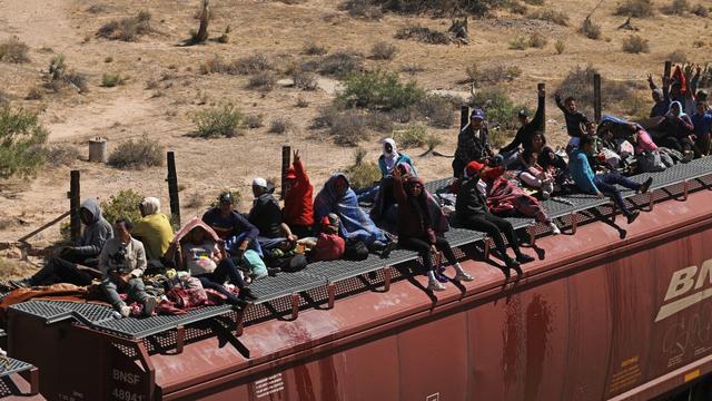 Plus d'un millier de migrants arrivent juchés sur un train à la frontière mexico-américaine. [AFP - HERIKA MARTINEZ]