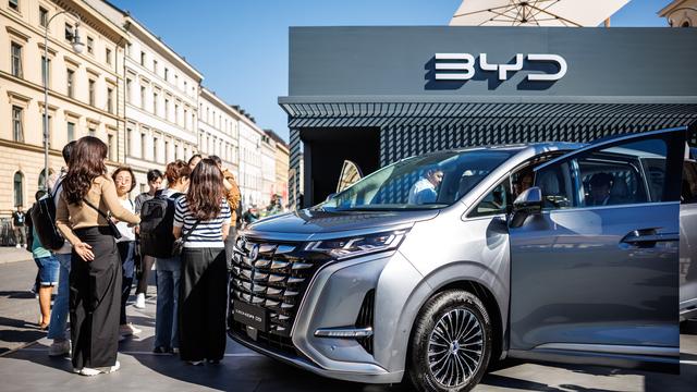 Les visiteurs du stand regardent une Denza D9 sur le stand du constructeur chinois BYD, dans l'espace ouvert du salon automobile IAA 2023 de la ville. [Keystone/DPA - Matthias Balk]