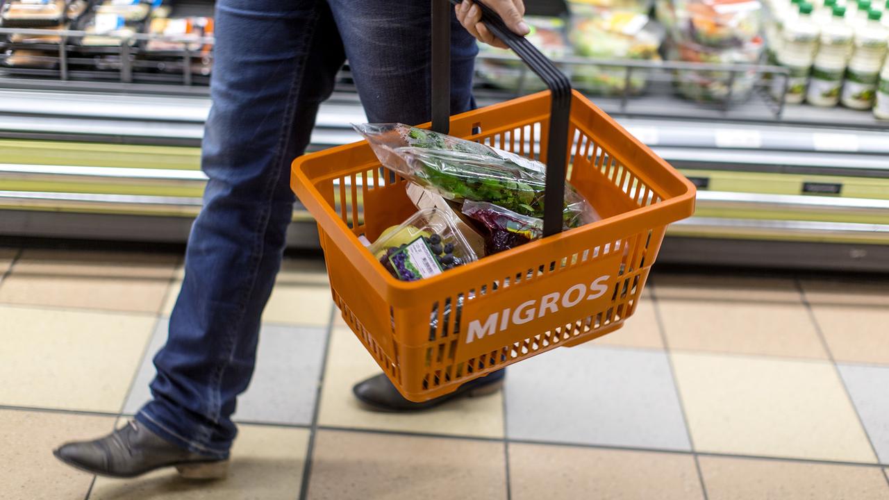 Au Tessin, la Migros teste l'ouverture de ses magasins le dimanche. [Keystone - Gaëtan Bally]