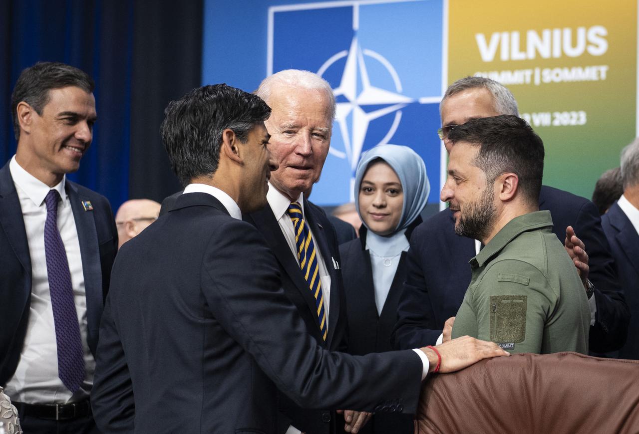 Le président ukrainien Volodymyr Zelensky, avec le président américain Joe Biden et le Premier ministre britannique Rishi Sunak. [Keystone - Doug Mills]