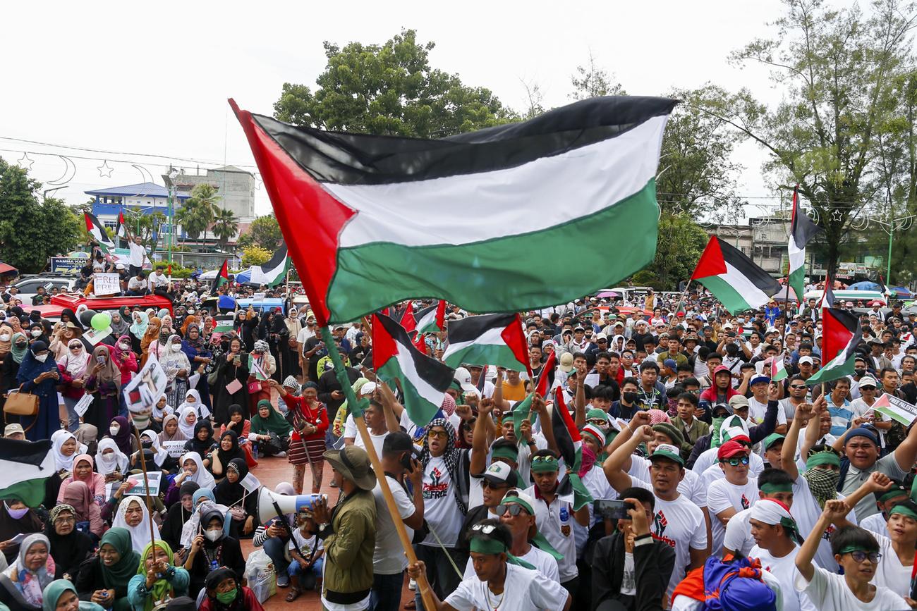 Quelque 25'000 personnes se sont réunies à Cotabato, aux Philippines, pour protester contre les bombardements israéliens de la bande de Gaza, le 16 octobre 2023. [Keystone - AP Photo]