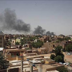 Les évacuations de ressortissants étrangers continuent au Soudan, où les combats ne faiblissent pas. [Keystone]