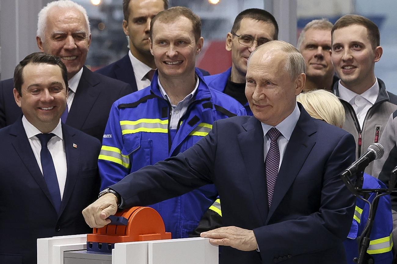 Le président russe Vladimir Poutine a donné le coup d'envoi de la première chaîne d'Arctic LNG 2, gigantesque projet de gaz naturel liquéfié (GNL) dans l'Arctique. [Keystone - Konstantin Zavrazhin - Sputnik, Kremlin Pool Photo via AP]