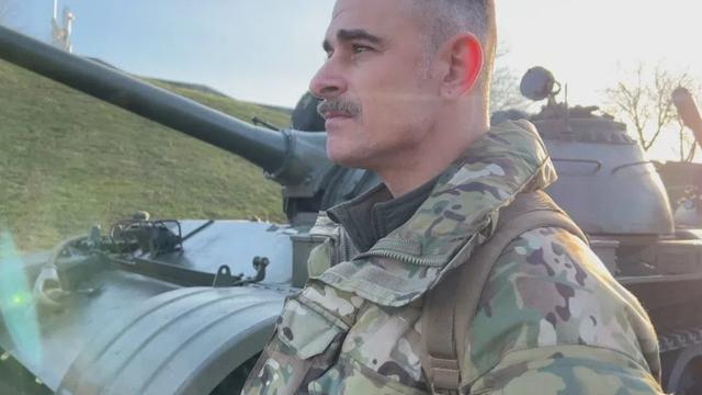 Avi Motola à côté d'un char de l'armée ukrainienne. [SRF]