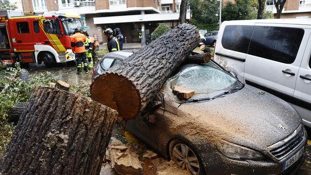 La tempête Ciaran a aussi touché l'Espagne, provoquant de nombreux dégâts comme sur cette voiture. [EPA / Keystone - Rodrigo Jimenez]